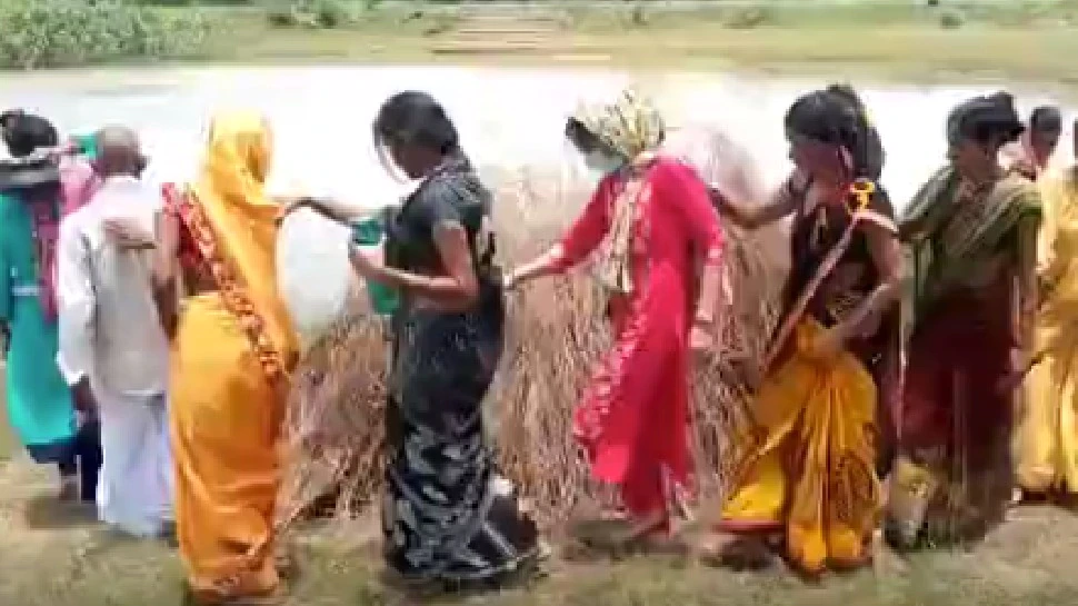 एक अर्थी ऐसी भी: नहीं पड़ी बेटे की जरूरत, 8 बहनों ने मिलकर मां को दी मुखाग्नि, अर्थी भी उठाई